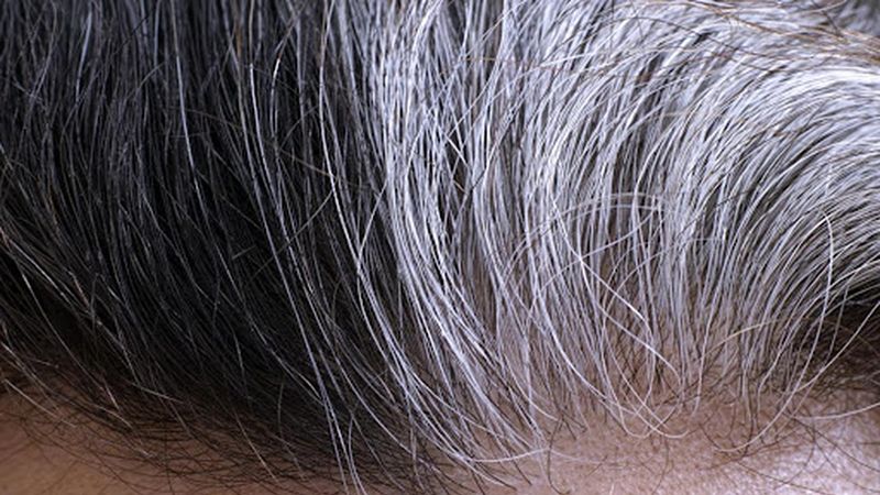 Giải mã nằm mơ thấy tóc bạc đánh số gì